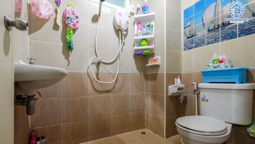 ****ทาวน์เฮ้าส์มือสองย่านนนทบุรี ม. บัวทองธานี 17 กาญจนาภิเษก บนเนื้อที่ 18 ตร.ว. ฟังก์ชัน 3 ห้องนอน 2 ห้องน้ำ 1 ที่จอดรถ บ้านพร้อมอยู่ บนทำเลเดินทางสะดวก เดินทางเข้าเมืองสะดวก เชื่อมต่อหลายเส้นทาง ใกล้รถไฟฟ้า "สถานีคลองบางไผ่" และเซ็นทรัลเวสต์เกต